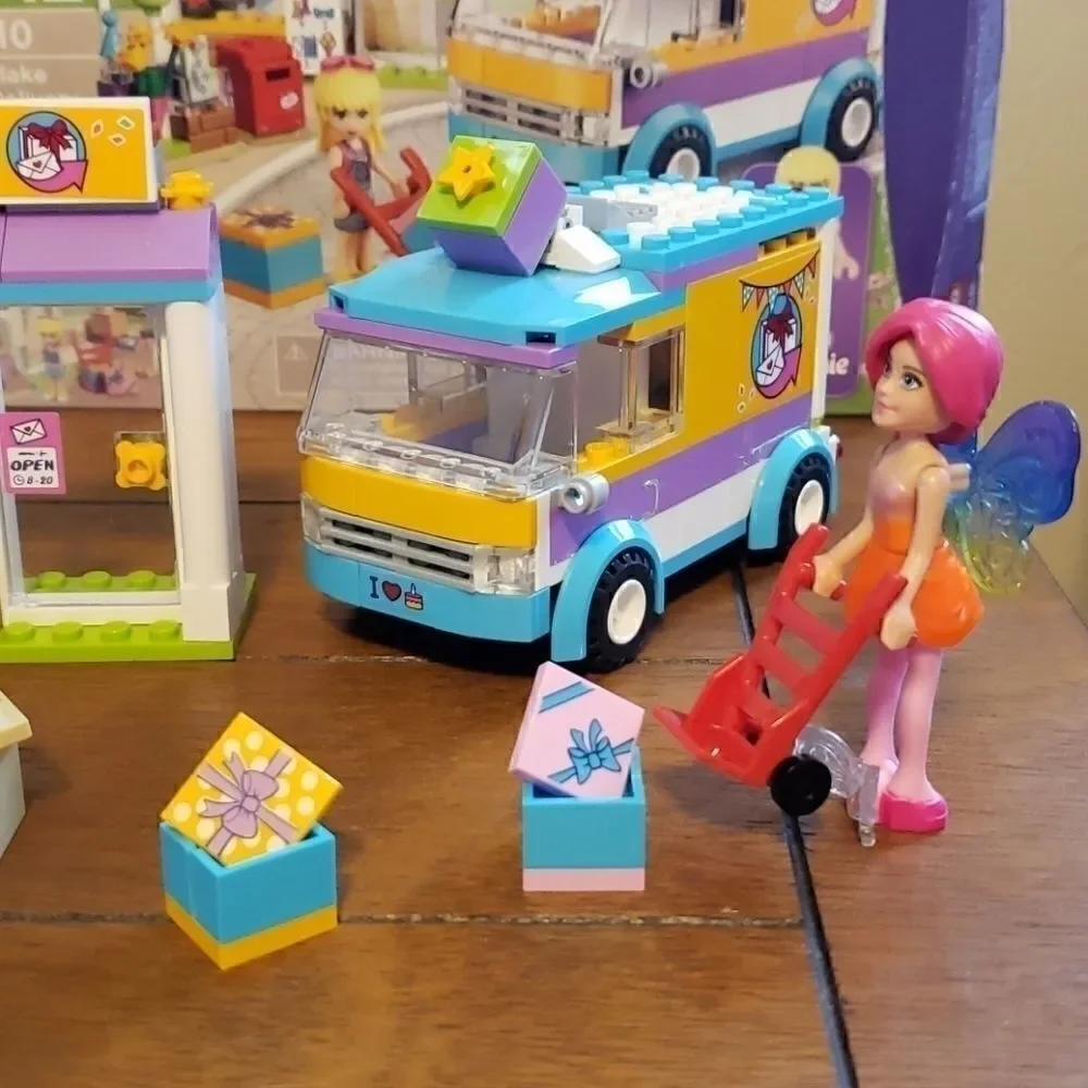 LEGO FRIENDS HEARTLAKE GIFT DELIVERY (RETIRED)